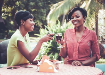 This year, Tim Atkin singles out Chardonnay, Chenin Blanc, Cinsault and Syrah for special praise, all of which are established varieties in Mzansi.
