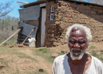 Zabalaza Mshengu outside his home on Edmore Farm in December 2015. Mshengu died on 13 August 2018 before this year’s court ruling in July. Photo: Association for Rural Advancement.
