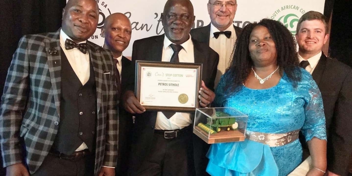 Petros Sithole (third from the left) received the Small-holder Farmer Award after approaching Cotton SA in 2014 to pioneer his Nkomazi cotton project in Mpumalanga. Photo: Food For Mzansi