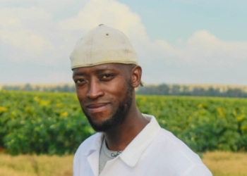 Thapelo Phiri is one of earth's "groundkeepers". As an organic fertiliser specialists, he helps crop farmers get the most out of the land they farm on.