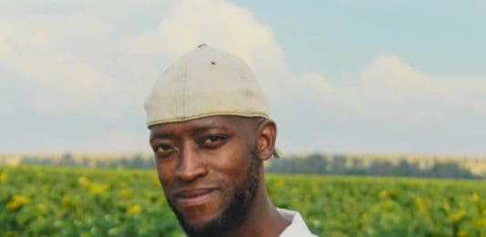 Thapelo Phiri is one of earth's "groundkeepers". As an organic fertiliser specialists, he helps crop farmers get the most out of the land they farm on.