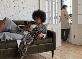 Liewe Lulu: Lovebirds co-working from home