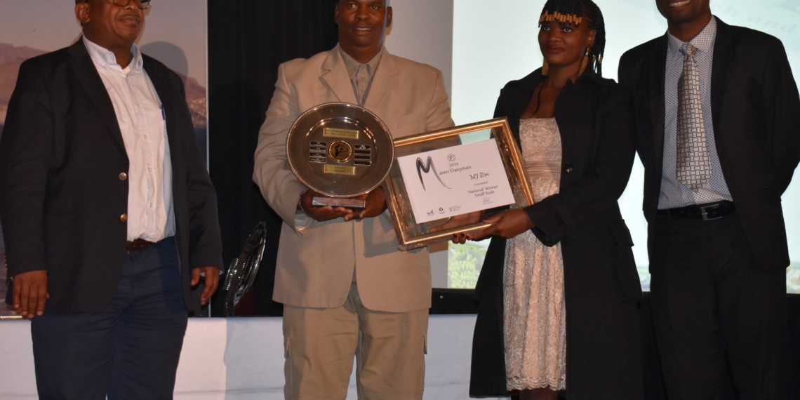 2. Dr Andrew Magadlela (ARC group executive: animal sciences), the late Jan Zim and Nompe Ida Zim (MJ Zim from Kestell in the Free State), and prof. Norman Maiwashe (ARC’s general manager: animal production) at the 2019 awards function Photo: Landbouweekblad / Supplied by Agri-Expo