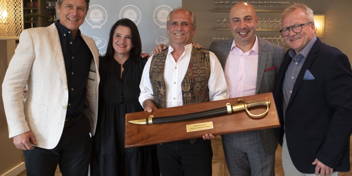 Overall winners of Amorim Cap Classique Challenge 2020 are Doug and Sue Lund, owners of Newstead Wines in Plettenberg
Bay with winemaker Anton Smal. To their right is Joaquim Sa, the managing director of Amorim Cork South Africa and Pieter Ferreira, chairperson of the Cap Classique Association. Photo: Supplied