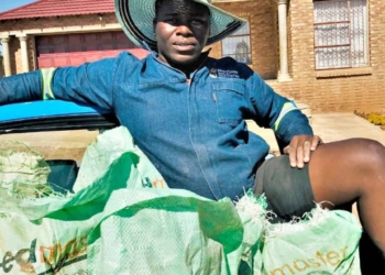 Taetso Tsebogo (23) and Mahlahlo Thibela (21) started their poultry and spinach farming enterprise with the help of their NSFAS bursaries. Photo: Supplied.