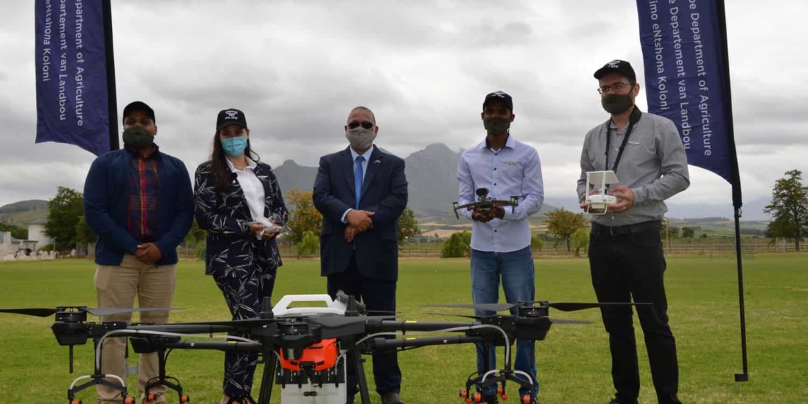 Dr Ivan Meyer, the Western Cape minister of agriculture, with Daine Fredericks, Teneale Marthinus, Thurmarr van Wyk and Adri van Ravensway. Photo: Supplied