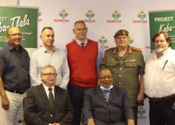 In the back from the left: Agri SA executive director Christo van der Rheede pictured with Omri van Zyl, the CEO of Agri SA Enterprises, Uys van der Westhuijzen, chairperson of Agri SA‘s centre of excellence for rural safety, brig. Gen. Gerhard Campher and Theo Venter, a special advisor from the North-West University’s Business School. Front: Pierre Vercueil: president of Agri SA, and gen. Solly Shoke, chief of the SANDF. Photo: Supplied / Food For Mzansi