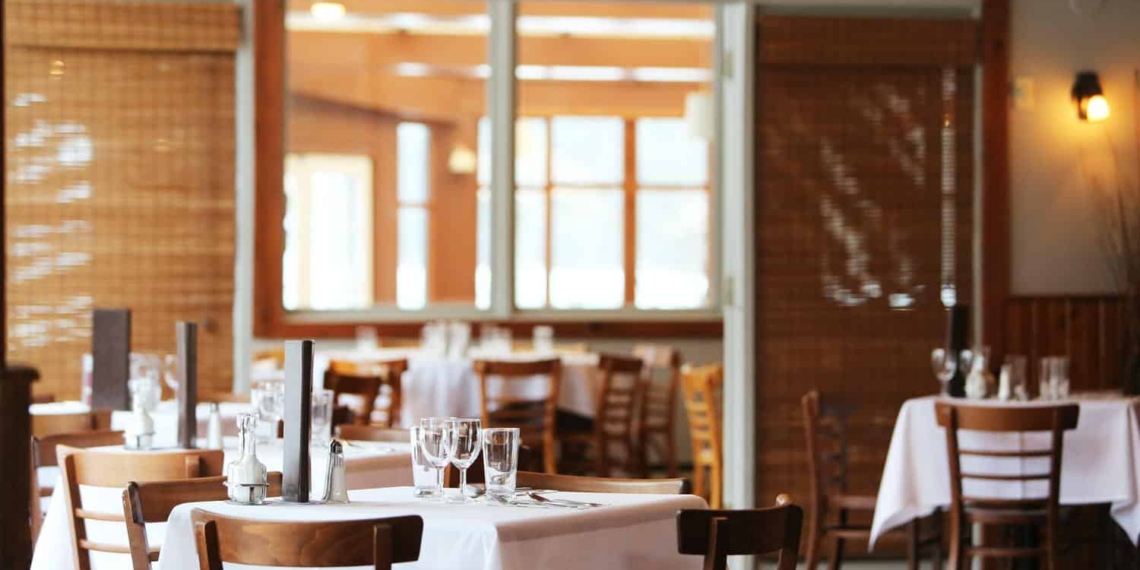 Restaurant owners across Mzansi are feeling the brunt of SA's fourth ban on alcohol sales and decreased operating hours. Photo: Pexels.