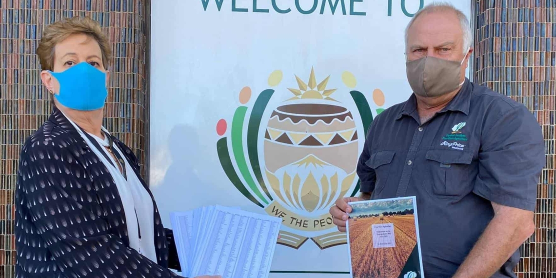 Free State Agriculture president Francois Wilken featured with DA MP Madeleine Hicklin on the steps of Parliament in Cape Town. Photo: Supplied/Food For Mzansi