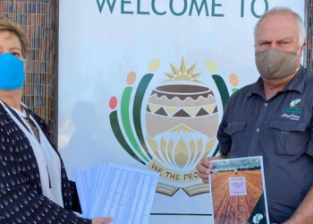 Free State Agriculture president Francois Wilken featured with DA MP Madeleine Hicklin on the steps of Parliament in Cape Town. Photo: Supplied/Food For Mzansi