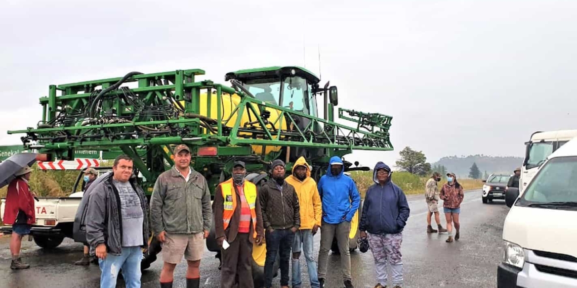 Members from Free State Agriculture (FSA) and Ficksburg Taxi Association (FITA) standing against the bad condition of roads in the province. Photo: Friedl von Maltitz