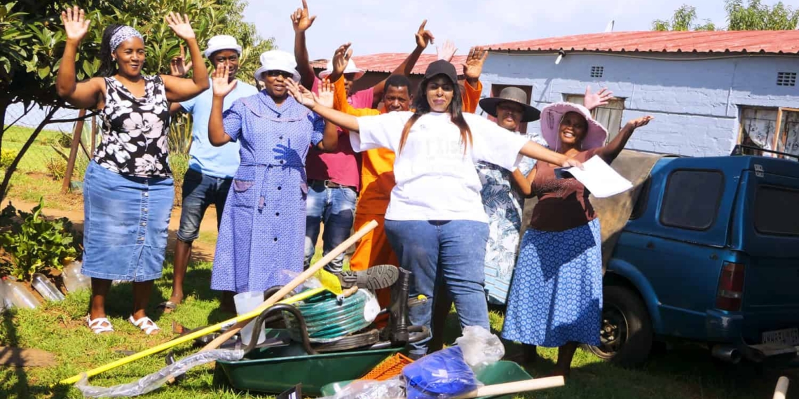 Thoko Gladys Nhlabathi, the Ekurhuleni regional coordinator for AFASA (wearing a white T-shirt) surrounded by up-and-coming farmers in Katlehong in Gauteng. Photo: Funiwe Ngwenya/Food For Mzansi