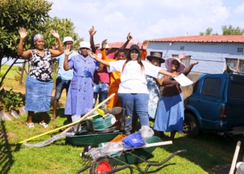 Thoko Gladys Nhlabathi, the Ekurhuleni regional coordinator for AFASA (wearing a white T-shirt) surrounded by up-and-coming farmers in Katlehong in Gauteng. Photo: Funiwe Ngwenya/Food For Mzansi