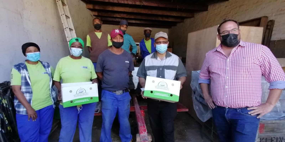Employees of Murraysburg Garlic in the central Karoo with Western Cape agriculture minister Dr Ivan Meyer. Photo: Supplied/Food For Mzansi