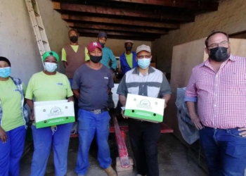 Employees of Murraysburg Garlic in the central Karoo with Western Cape agriculture minister Dr Ivan Meyer. Photo: Supplied/Food For Mzansi