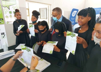 Western Cape agriculture minister Dr Ivan Meyer interacting with learners at Food For Mzansi's stand at the provincial government's career expo. Photo: Supplied/Food For Mzansi