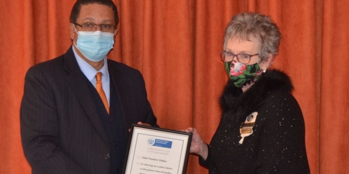 Women's Day: Western Cape agriculture minister Dr Ivan Meyer hands over a certificate of appreciate to Estelle du Plessis, the West Coast circle president of the Vrouelandbouvereniging (VLV). Photo: Supplied/Food For Mzansi