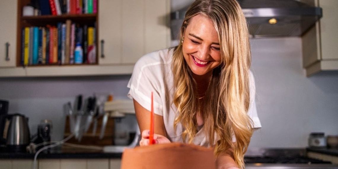Andriette de la Harpe’s Stellenbosch-based cakery, ’n Mondvol (“a mouthful”), has become a beacon of light to many people who have been hit by the unintended consequences of the Covid-19 lockdown. Photo: Supplied/Food For Mzansi