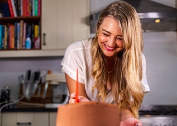 Andriette de la Harpe’s Stellenbosch-based cakery, ’n Mondvol (“a mouthful”), has become a beacon of light to many people who have been hit by the unintended consequences of the Covid-19 lockdown. Photo: Supplied/Food For Mzansi