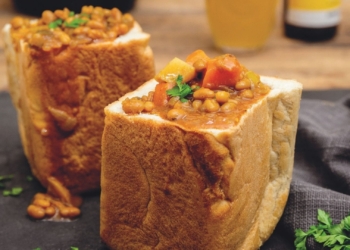 A delicious recipe for baked bean bunny chow by Jan Braai.