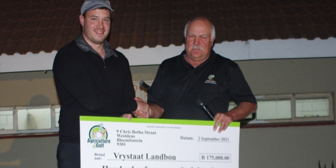 Free State Agriculture president Francois Wilken received a cheque to the value of R175 000 from Marinus Hoek, a director of the Bloemfontein-based Enslin Auditors. Photo: Supplied/Food For Mzansi
