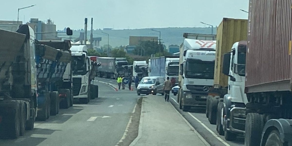 Truck drivers have started a protest on the N3 highway near Harrismith. The protest has been causing extensive traffic backlogs between Montrose and Harrismith, as well as delays northbound towards Gauteng at Tugela Plaza. Photo: Supplied/ Jack Armour