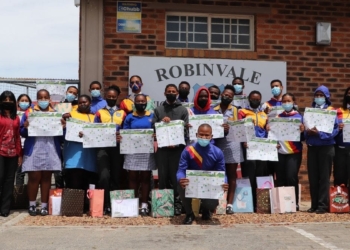 Robinvale matric learners holding their AgriCareers guides and Food For Mzansi care packages. Photo: Nicole Ludolph/Food For Mzansi