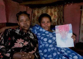 Bonnie and her farmworker sister Mam’ Mpandla who says, “Not a single person comes to help us, not even the councillor yet we vote.” Photo: Andiswa Mkosi/Food For Mzansi