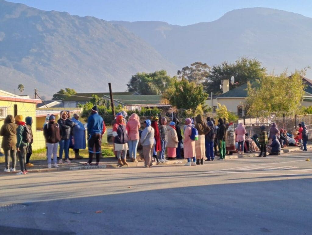 Queues of farmworkers in search of their Unemployment Insurance Fund (UIF) benefits snake around the block at the satellite department of labour office in De Doorns near Worcester in the Western Cape. Photo: Liezl Human/GroundUp
