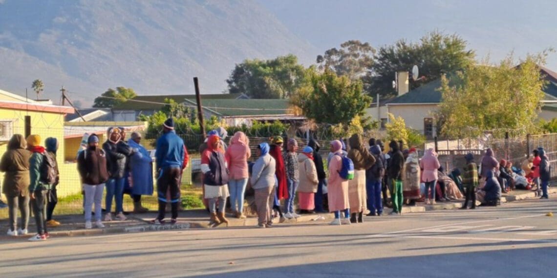 Queues of farmworkers in search of their Unemployment Insurance Fund (UIF) benefits snake around the block at the satellite department of labour office in De Doorns near Worcester in the Western Cape. Photo: Liezl Human/GroundUp