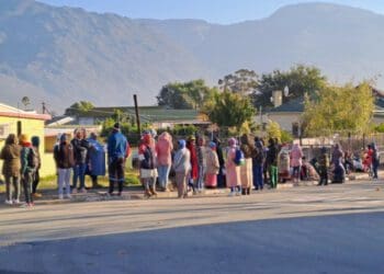 Queues of farmworkers in search of their Unemployment Insurance Fund (UIF) benefits snake around the block at the satellite department of labour office in De Doorns near Worcester in the Western Cape. Photo: Liezl Human/GroundUp