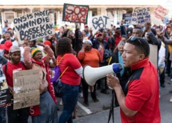 Deneco Dube of the Commercial, Stevedoring, Agricultural and Allied Workers Union (CSAAWU) led over 200 people on Wednesday through Robertson, demanding the Langeberg Municipality provide basic services for farm workers living on the outskirts of the town. Photos: Ashraf Hendricks/GroundUp
