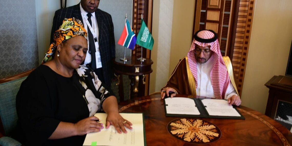 Minister Thoko Didiza signs a memorandum of understanding with Abdulrahman Al-Fadhli, the minister of environment, water and agriculture in Saudi Arabia. Photo: Supplied/Food For Mzansi
