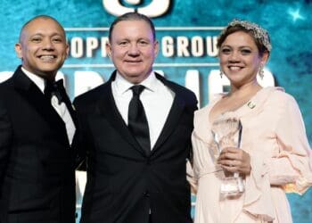 Husband-and-wife-owned enterprise, Jacobs Jam, was one of three small businesses honoured alongside a host of other exceptional suppliers at the Shoprite Group’s annual Supplier of the Year Awards. Nigel and Christynn Jacobs accept their coveted SMME of the Year Award from the Shoprite Group’s Chief Executive Officer, Pieter Engelbrecht (middle). Photo: Supplied/Food For Mzansi