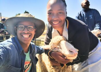 Food For Mzansi’s Duncan Masiwa chats with a curious learner at the AgriCareers roadshow in Tweespruit, Free State. The annual event is sparking interest in diverse agricultural careers. Photo: Trevino Hefca/Food For Mzansi