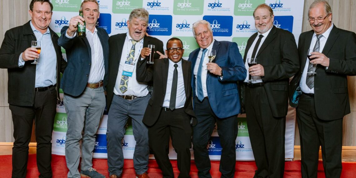 In between breakaway sessions and key presentations at the Agbiz Congress, roleplayers in South Africa's agricultural sector shared a few laughs and drinks. Photo: Agbiz