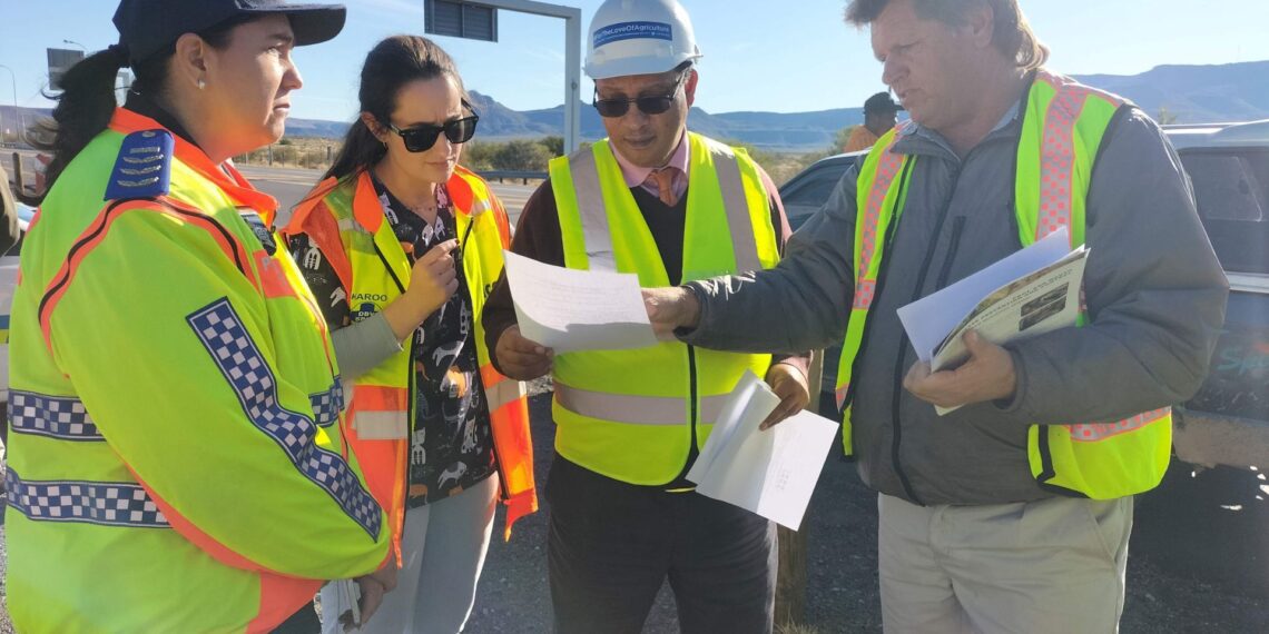 FMD: Petro Swanepoel, Kayla Smith, and Anton Barnard with Western Cape agriculture, economic development and tourism minister Dr Ivan Meyer during the livestock inspection in Beaufort West. Photo: Supplied/Food For Mzansi
