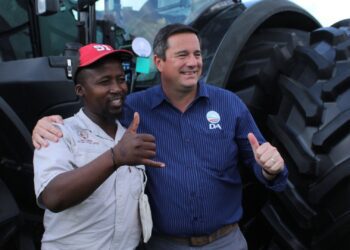 Thumbs up for progress! John Steenhuisen, newly appointed minister of agriculture, shares a moment with an attendee at Nampo Harvest Day, highlighting mutual support in agriculture. Photo: Supplied/Food For Mzansi