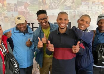 Jason Baartman energised the crowd with his hip-hop performance at Food For Mzansi’s special Nampo Cape session for agricultural workers. He is joined by the publication’s assistant editor Duncan Masiwa and enthusiastic workers. Photo: Adéle Changuion/Food For Mzansi