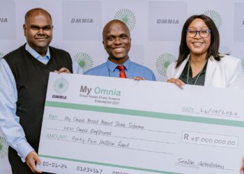 Seelan Gobalsamy, CEO of Omnia Holdings, celebrates the R45 million vesting of the company’s employee share scheme, a milestone in rewarding over 2 500 employees for their dedication and contribution to Omnia’s success. Photo: Supplied/Food For Mzansi