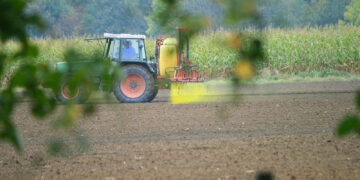 High equipment costs and rising economic uncertainties have driven a nearly 15% drop in South African tractor sales. Photo: Stefan Thiesen/Wikimedia Commons
