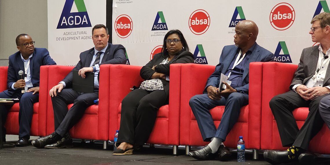 A distinguished panel of industry leaders, including Leona Archary (CEO of Agda), Theo Boshoff (CEO of Agbiz), AJ Mthembu (President of Afasa), Johann Kotzé (CEO of AgriSA), and Abrie Rautenbach (head of Absa Agribusiness), was moderated by Wandile Sihlobo, chief economist at AgBiz. Photo: Iwan Dirksen/Food For Mzansi