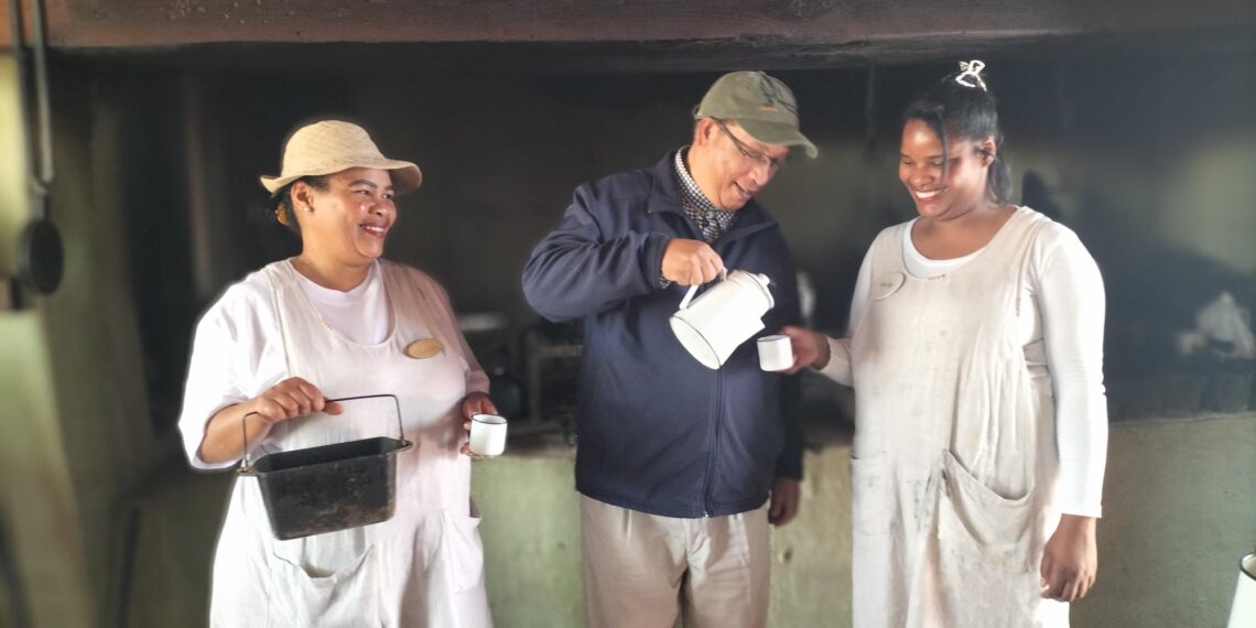 Dr Ivan Meyer enjoys a coffee break with Soetmelksvlei employees, taking in the farm’s heritage atmosphere after the fig tree planting ceremony. Photo: Supplied/Food For Mzansi