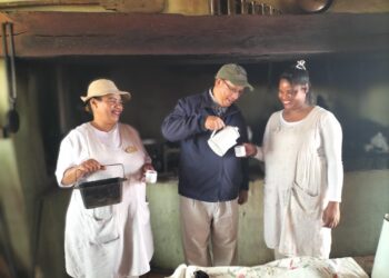 Dr Ivan Meyer enjoys a coffee break with Soetmelksvlei employees, taking in the farm’s heritage atmosphere after the fig tree planting ceremony. Photo: Supplied/Food For Mzansi