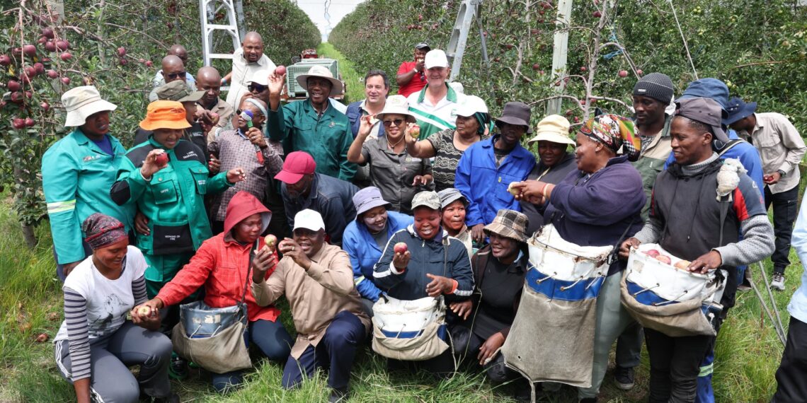Workers of Remmoho Investment in Agriculture during deputy president Paul Mashatile's visit to Bethlehem. Photo: Supplied/Food For Mzansi