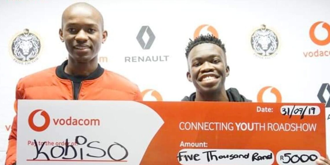 Minenhle Njapha and his business partner, Nkululeko Sthabiso Mbatha, after they had won the Vodacom Connecting Youth Roadshow pitching competition in 2019 and took home the grand prize. Photo: Khulani!