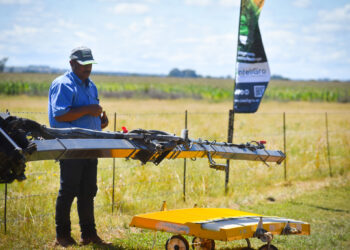 InteliGro’s spray clinic in action, where crop advisors guide farmers on safe application techniques, compliance with safety protocols, and sustainable farming practices to protect both people and the environment. Photo: Supplied/Food For Mzansi
