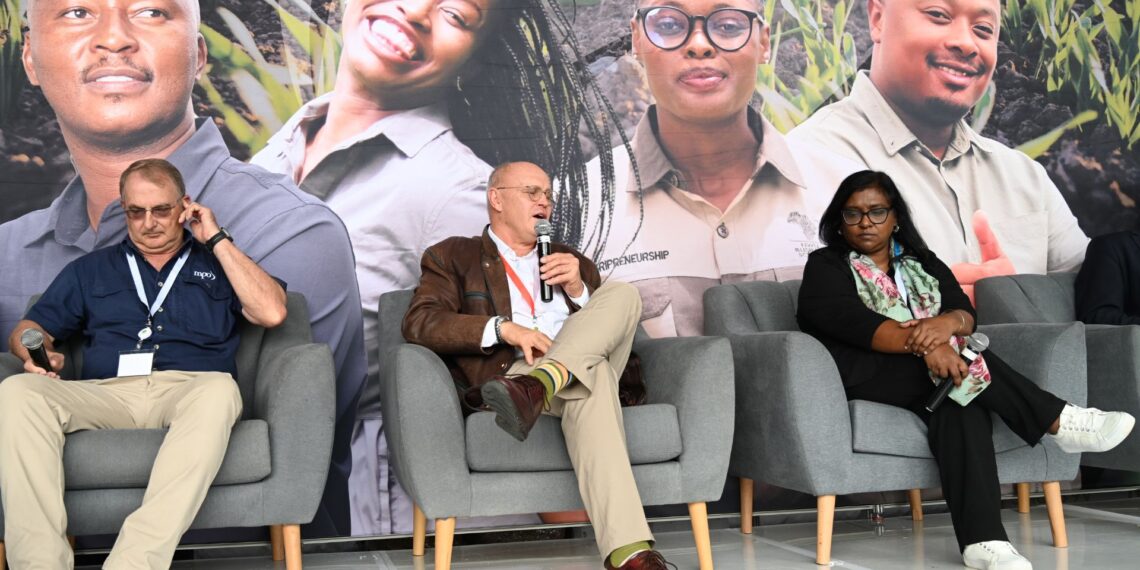 From left to right: Fanie Ferreira, CEO of the Milk Producers' Organisation, AgriSA CEO Johann Kotze, and Leona Archary, CEO of Agda. Photo: Food For Mzansi