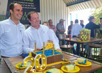 Celebrating 20 years of DEKALB innovation at Nampo Harvest Day, Caio Tosta, commercial head for Bayer Crop Science Africa, and Johan Bibbey, Bayer Crop Science country lead for seed in South Africa, cut the anniversary cake. Photo: Supplied/Food For Mzansi