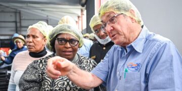 KwaZulu-Natal MEC for agriculture and rural development, Thembeni kaMadlopha-Mthethwa, and dairy farmers unite in their commitment to protect the province’s dairy industry through collaborative efforts. Photo: Supplied/Food For Mzansi